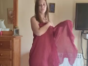 Αραβικό κορίτσι με μεγάλο στήθος που χορεύει προκλητικά