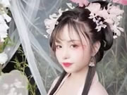 Χαριτωμένο Κινέζο κορίτσι βγάζει φωτογραφίες